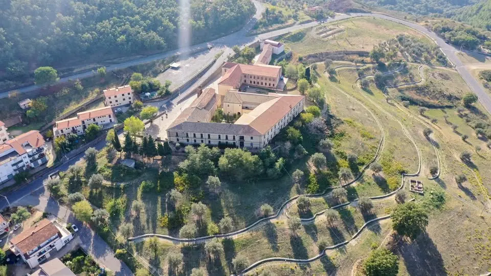 San Demetrio Corone, denuncia un assessore ai carabinieri: «Mi ha dato uno schiaffo in Comune»\n