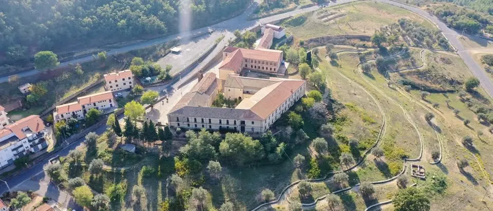 San Demetrio Corone, denuncia un assessore ai carabinieri: «Mi ha dato uno schiaffo in Comune»\n