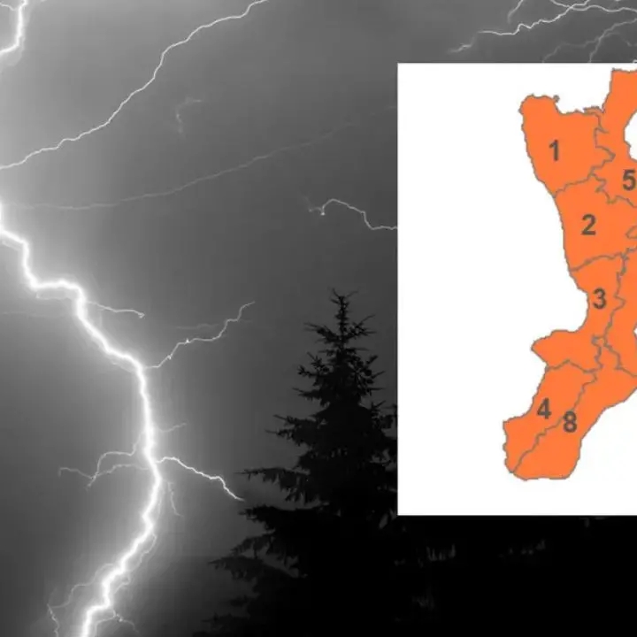 Il maltempo si abbatte su tutta la Calabria, allerta arancione e scuole chiuse domani: ecco quali –\u00A0LIVE\n