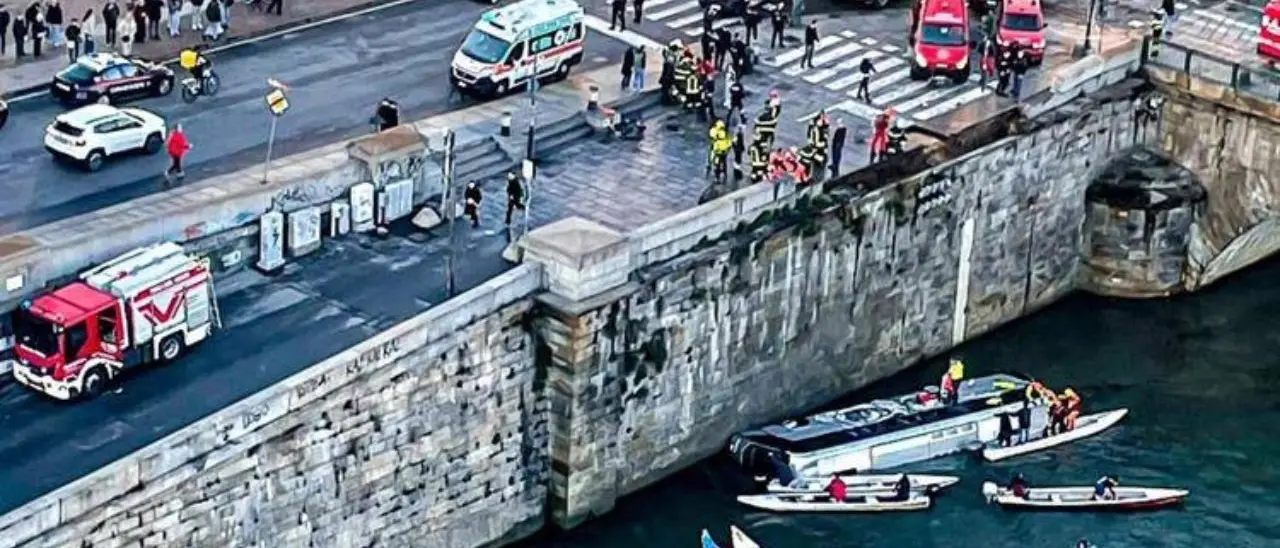 Torino, pullman turistico finisce nel Po in centro città: morto l’autista