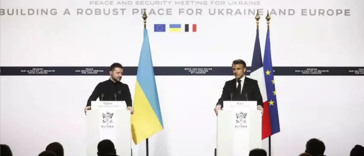 Guerra in Ucraina, Zelensky a Parigi da Macron: «Altri 2 miliardi di aiuti. Mosca accetti la tregua di trenta giorni»\n