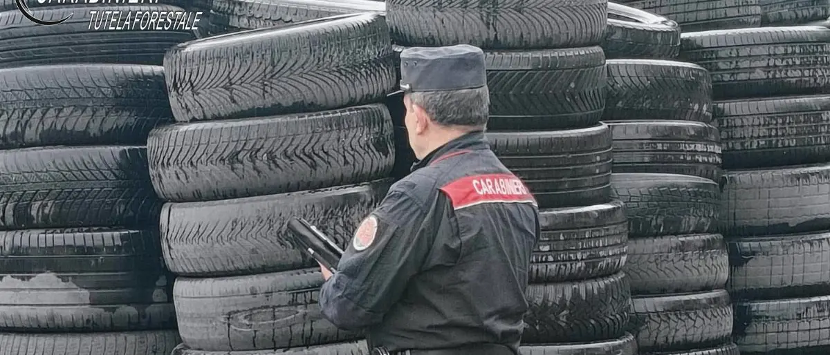 Carcasse di auto e oltre 1500 pneumatici fuori uso, a Castrolibero denunciato gommista per gestione illecita di rifiuti\n