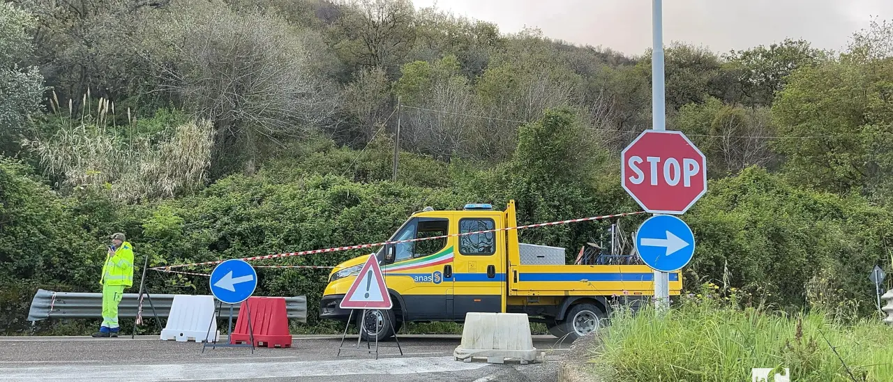 Statale 18 chiusa a Vibo dopo\u00A0la caduta di massi, sul posto squadre Anas per i monitoraggi