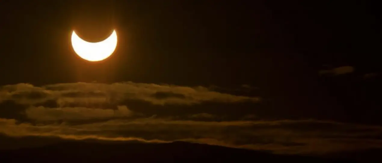 Arriva l'eclissi parziale di Sole, sarà visibile anche dall'Italia: ecco dove\n