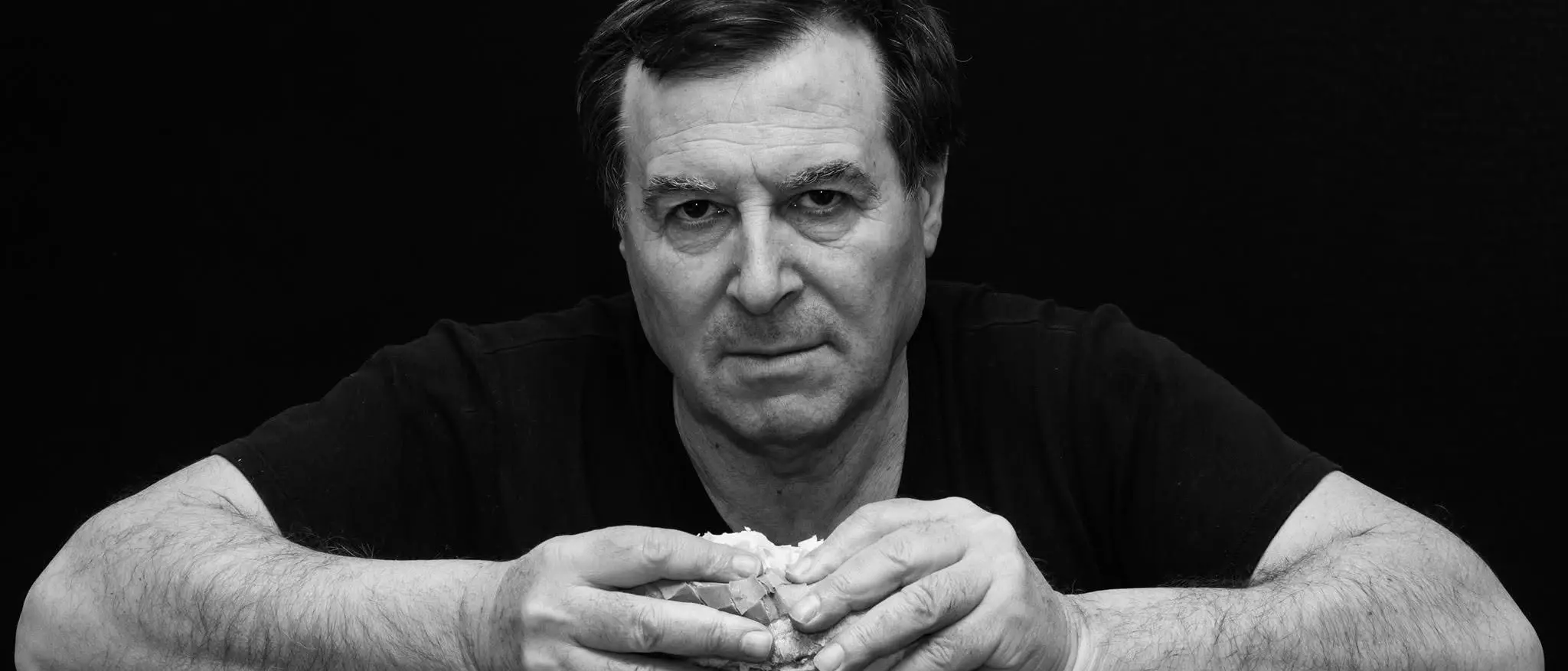 Angelo Aligia trasforma in arte il legno, il vento e l’acqua: «Restituisco alla natura ciò che le rubo»\n