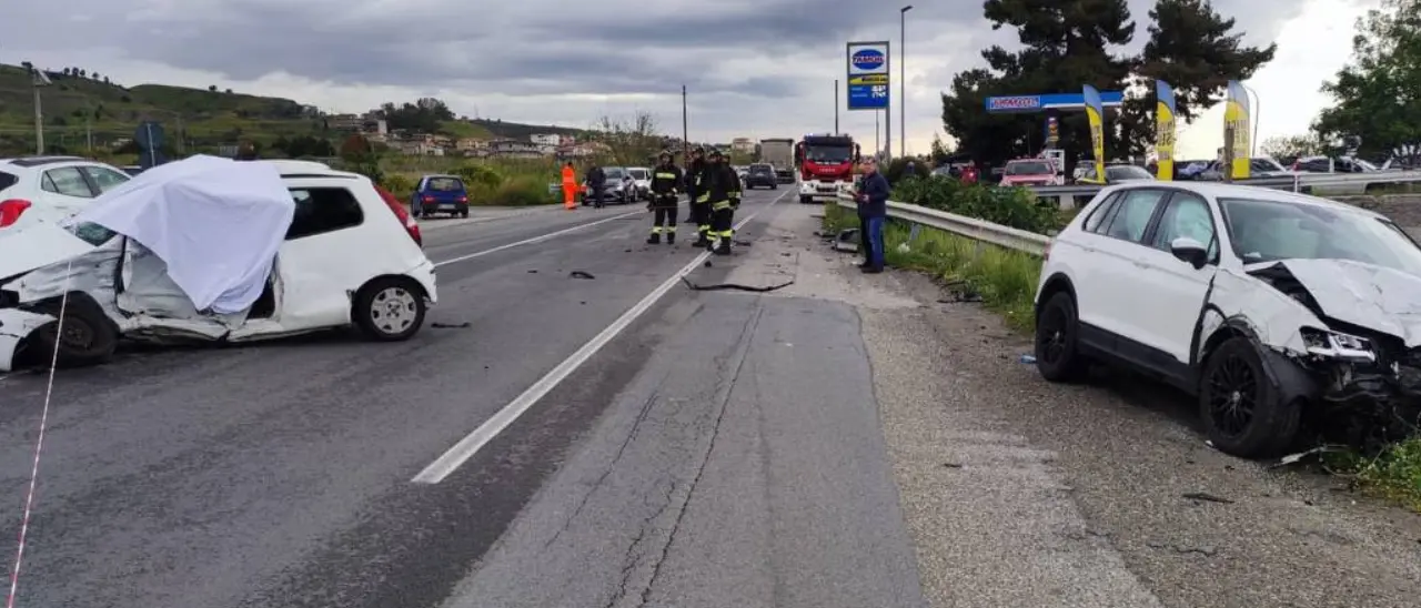 Incidente sulla strada statale 106 a Montebello, un morto e un ferito nell'impatto tra due auto\n