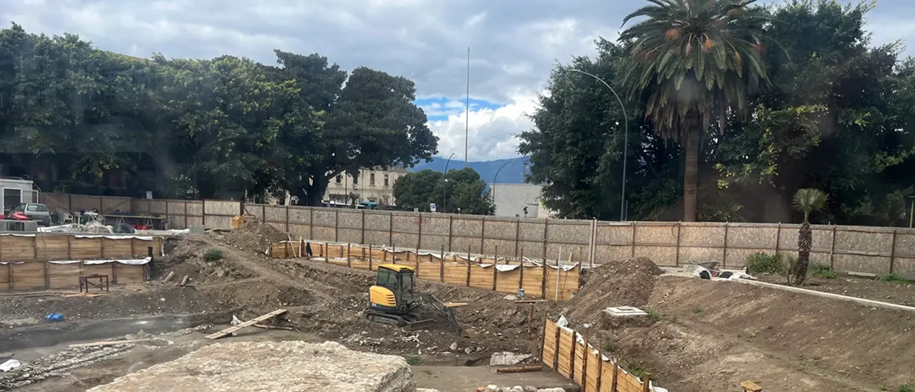 Reggio, ecco i tesori venuti alla luce\u00A0negli scavi\u00A0archeologici\u00A0a piazza Garibaldi: presto l’area sarà visitabile\n
