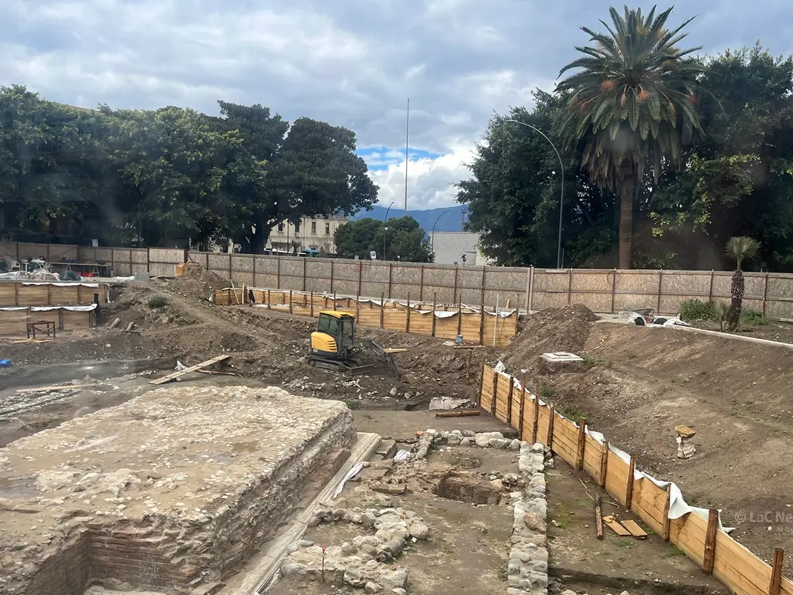 Reggio, ecco i tesori venuti alla luce negli scavi archeologici a piazza Garibaldi: presto l’area sarà visitabile