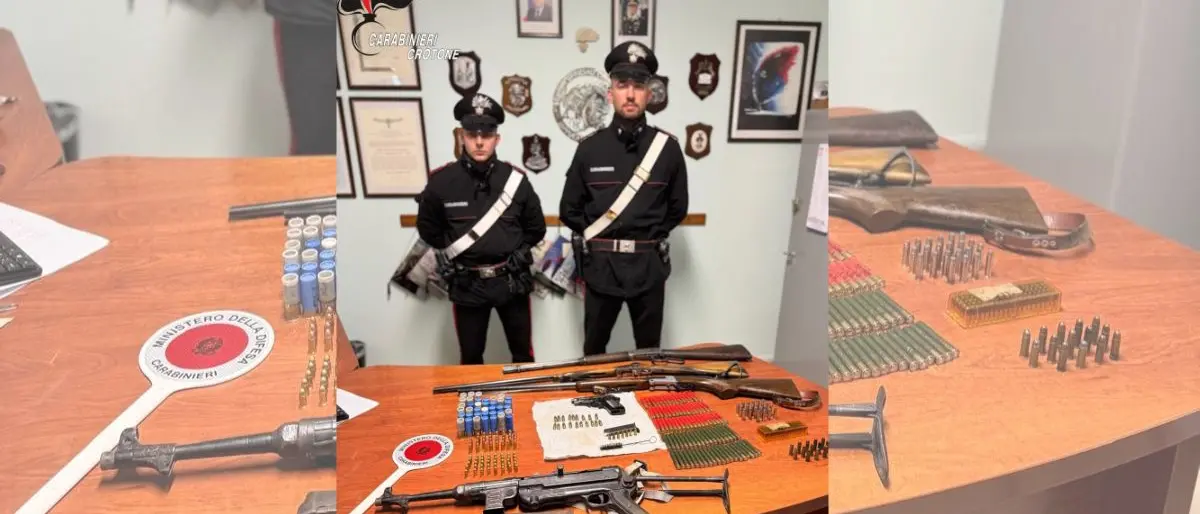 Fucili, pistole e armi da guerra nascosti in casa: due arresti nel Crotonese\n