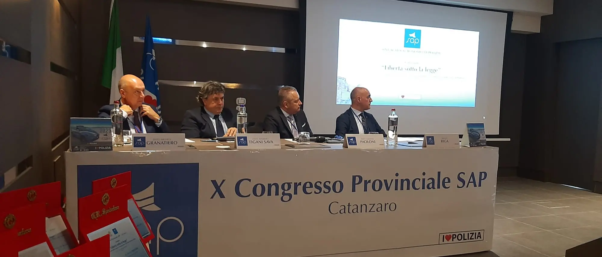 A Catanzaro la “rivolta”\u00A0dei poliziotti: «Basta con le aggressioni, subito la body-cam a garanzia di tutti»\n\n\n