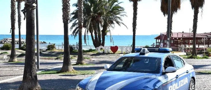 Crotone, finge di soccorrere una donna colta da malore per derubarla: denunciato