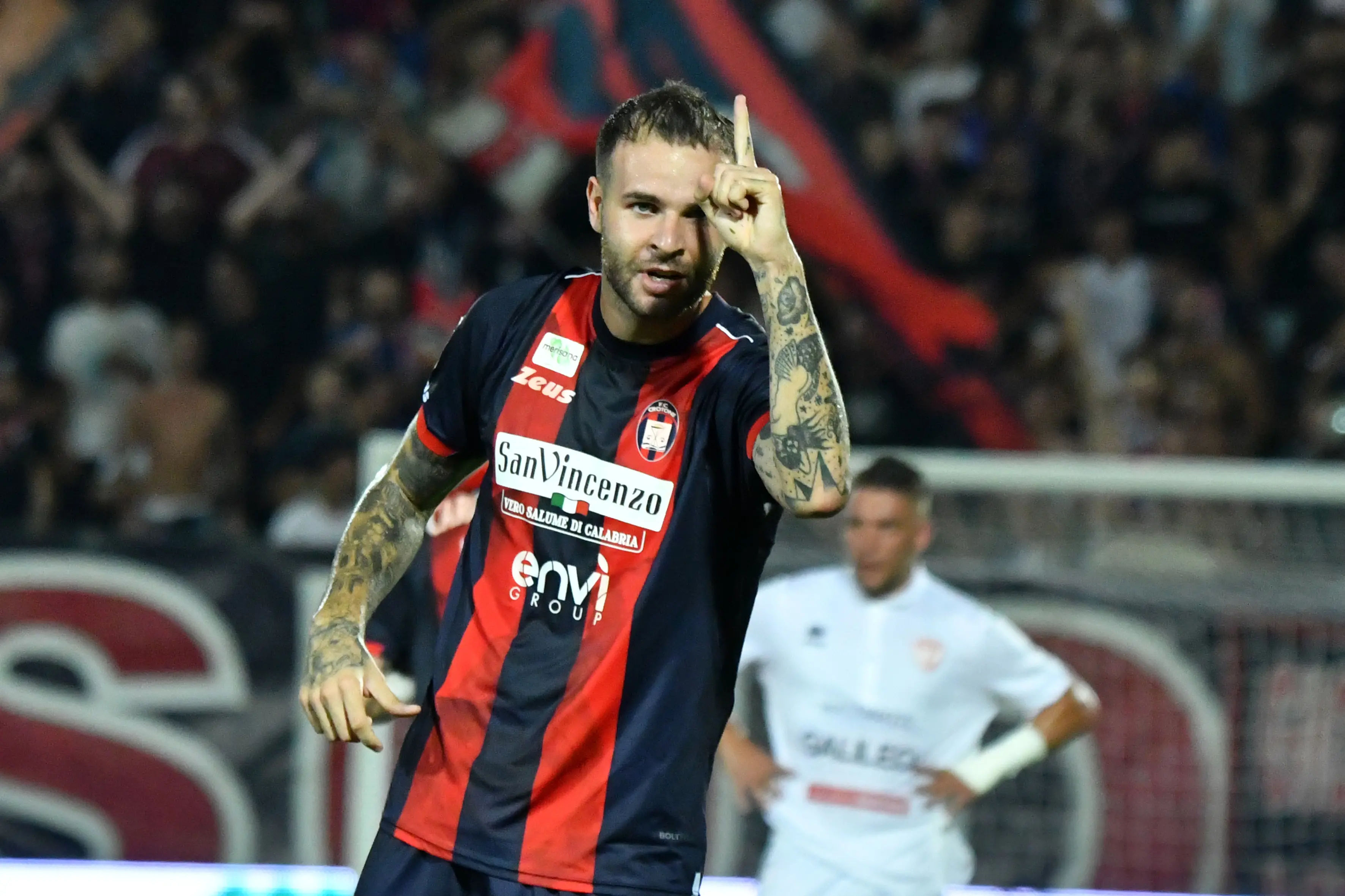 Serie C, il Crotone travolge il Latina: allo Scida finisce con un poker rossoblù