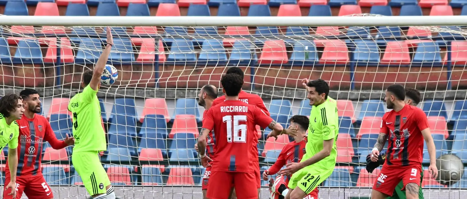 Il Cosenza cade ancora sotto i colpi del Pisa (0-3). Guarascio contestato\n