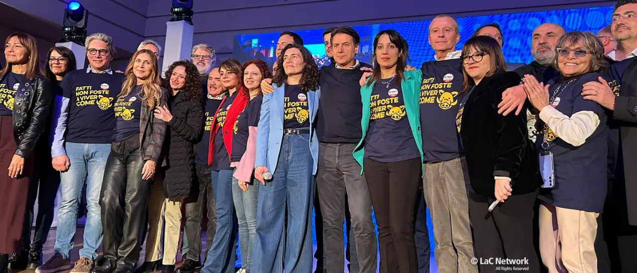 Conte e il M5s in massa a Cosenza per la manifestazione contro l’uscita di Scutellà dal Parlamento