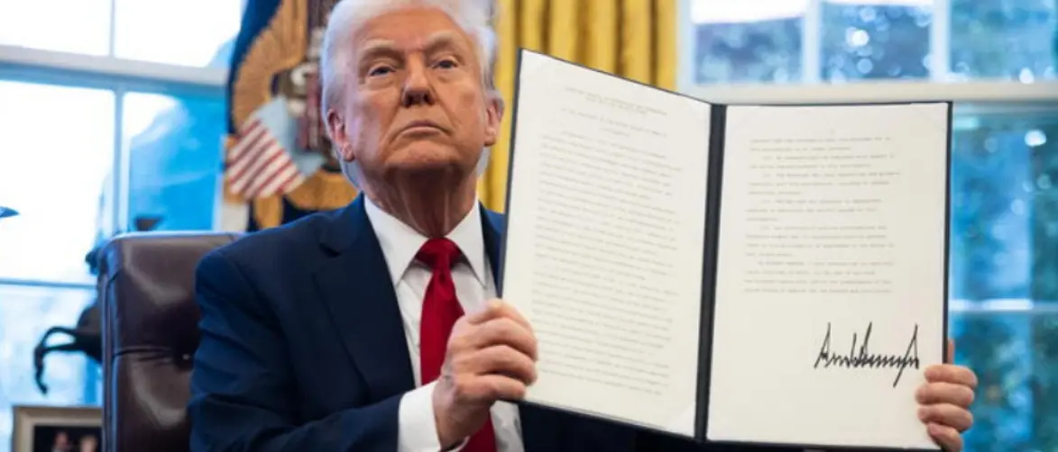 Trump conferma i dazi dal 2 aprile e le mire sulla Groenlandia: «Sarà nostra al 100%, potremmo usare la forza»\n