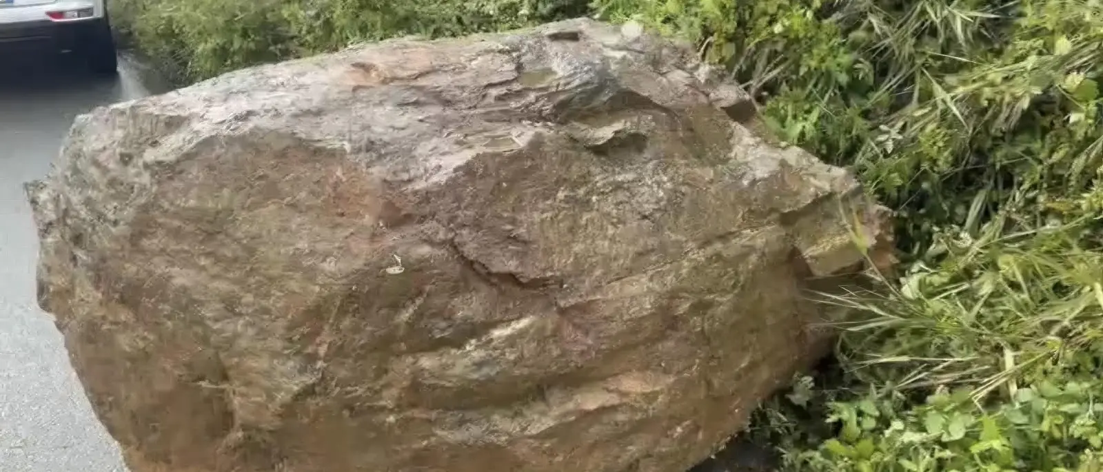 Grosso masso si stacca e cade sulla strada Maierato-Pizzo: era l’alternativa alla Statale 18 chiusa per una frana