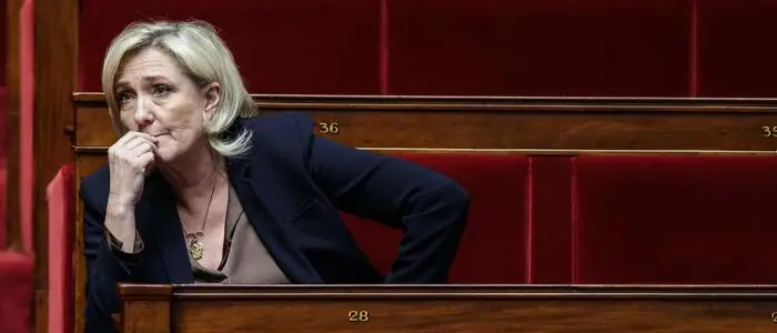 Marine Le Pen condannata a 4 anni di carcere e 5 di ineleggibilità: è colpevole di appropriazione indebita di fondi pubblici