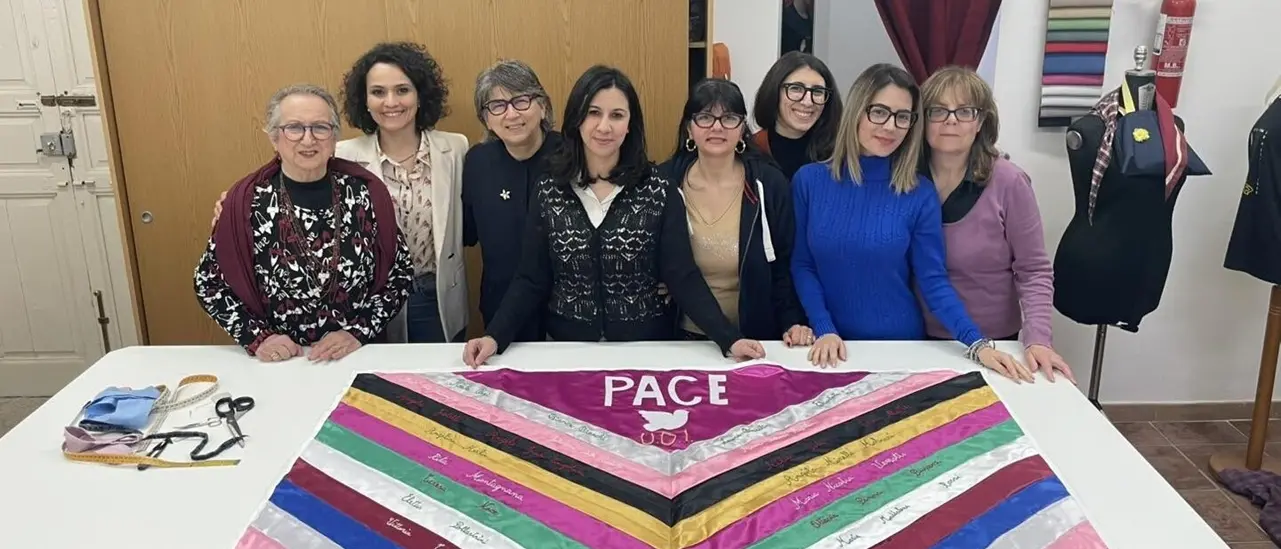 Dalla Calabria al\u00A0Quirinale:\u00A0per i suoi 80 anni l’Udi dona la bandiera della Pace ricamata dalle amiche della sartoria sociale Soleinsieme\n