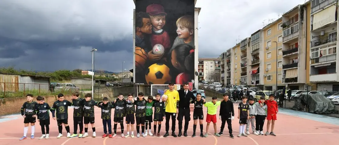 A Reggio Calabria inaugurato il grande murales antirazzista: al taglio del nastro anche il campione di calcio Boban\n