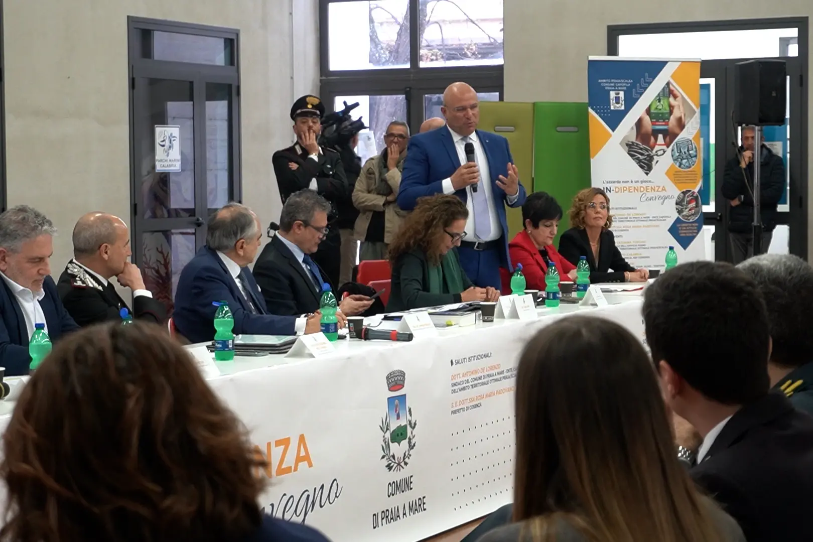 <p>Il sindaco di Praia a Mare, Antonino De Lorenzo, durante il convegno</p>\\n