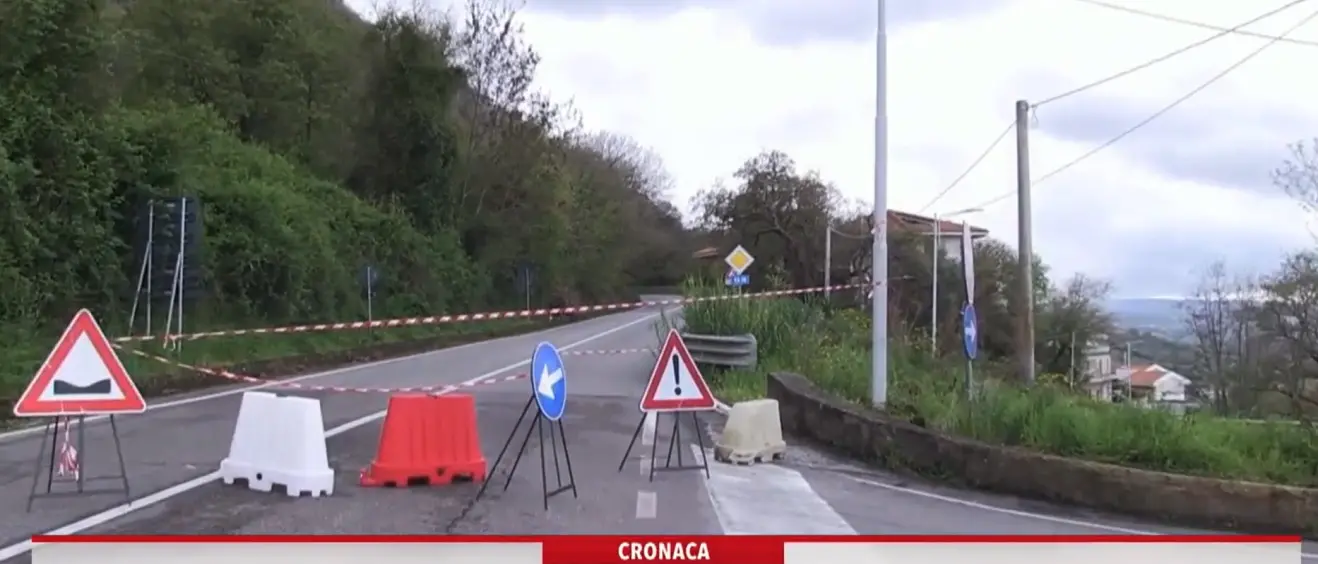 Frane e disagi lungo le strade vibonesi: «Prima o poi servirà l’elicottero per tornare a casa» -Video\n