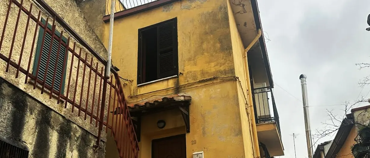 Tragedia a Corigliano-Rossano, 59enne muore carbonizzata nell’incendio del suo appartamento\n