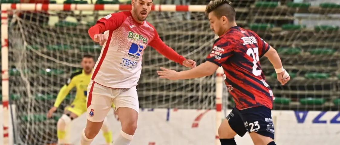 Calcio a 5, la Pirossigeno Cosenza beffata a Pesaro: lupi rimontati in 3 minuti dall’Italservice, da 1-4 a 5-4