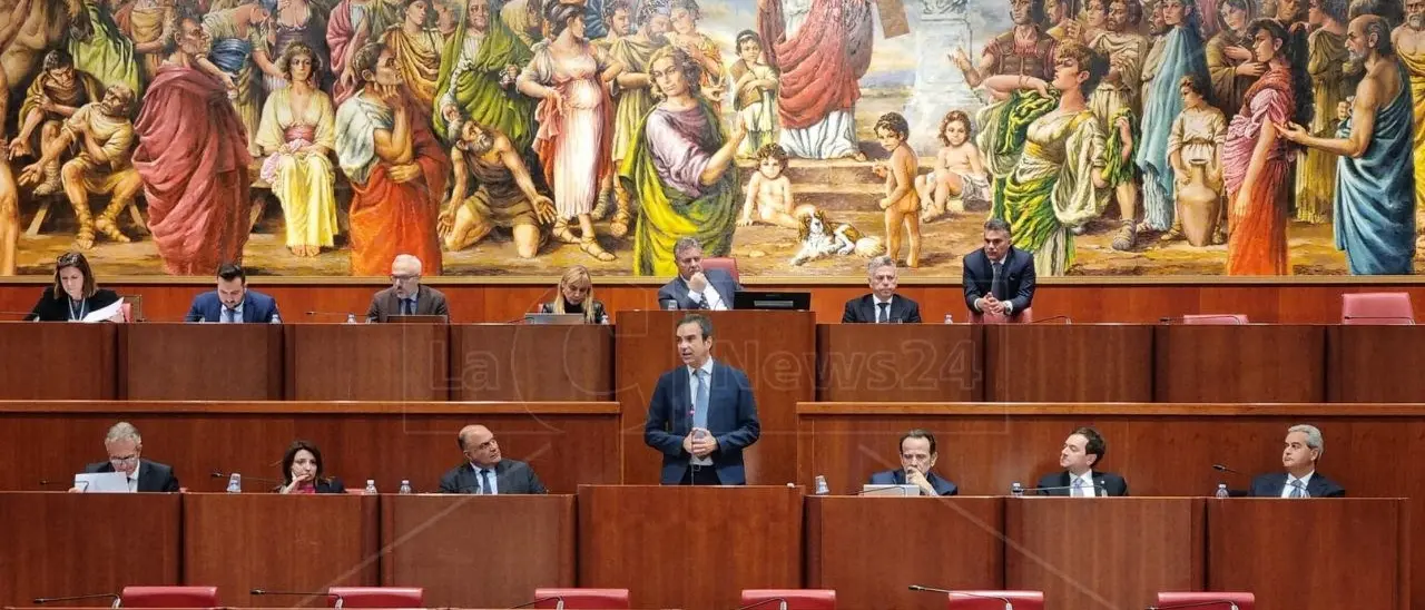 Consigliere supplente, come si cambia per non morire (politicamente): Occhiuto difende la norma che fece ritirare nel 2022\n