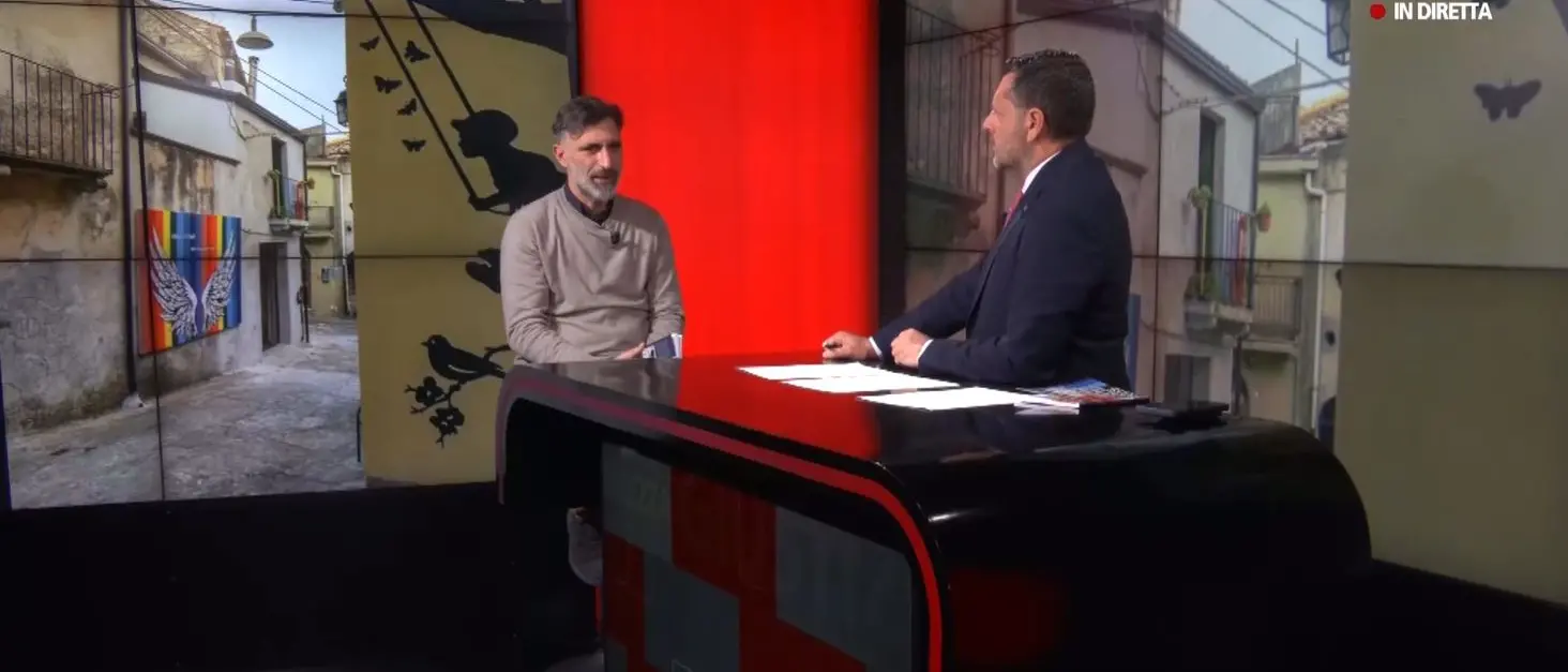 Restanza e tornanza in Calabria, il docente e artista Giuseppe Caruso: «Qui ci si sente liberi dal mondo di plastica che ci circonda»\n