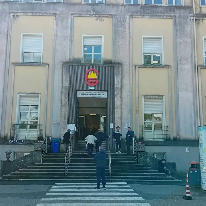 Catanzaro, chiusa l'unità farmaci chemioterapici perché «insalubre»: pazienti costretti anche a 7 ore di attesa per le cure\n