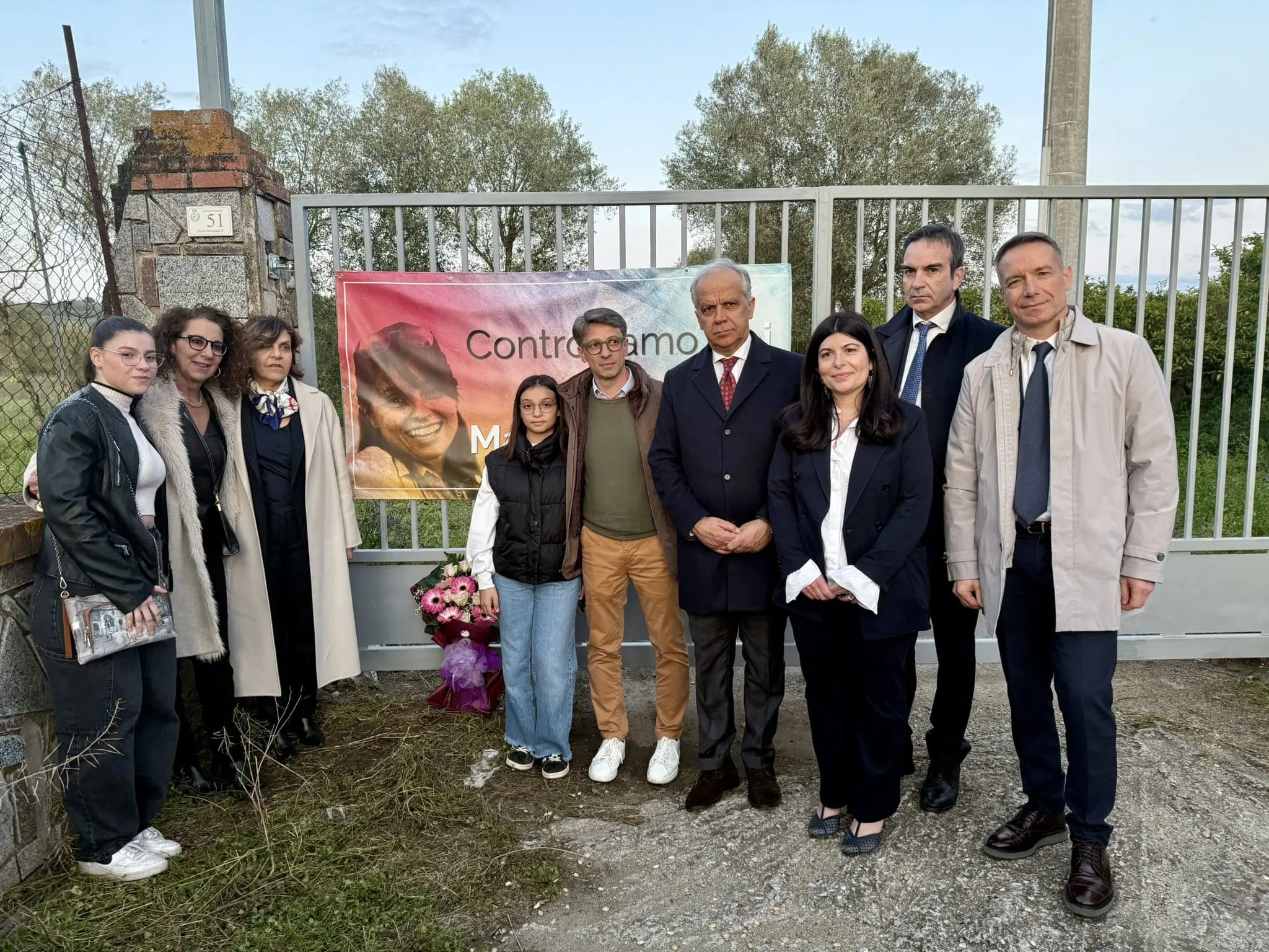 Il ministro Piantedosi a Limbadi omaggia Maria Chindamo: «Ha pagato con la vita la sua scelta di ribellarsi alla ‘ndrangheta»