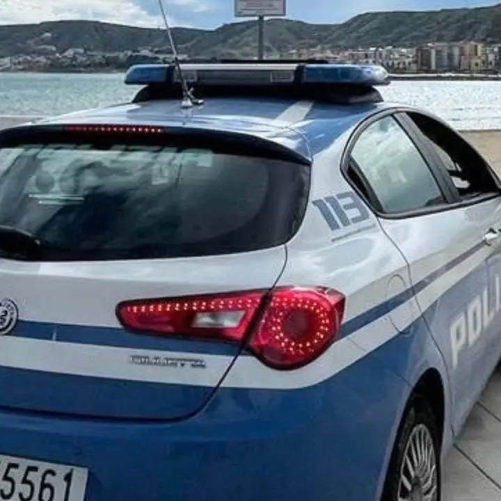 Crotone, minaccia la sorella con un’ascia e tenta di incendiarle l’auto: arrestato\n