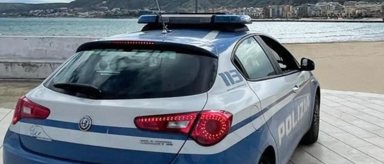 Crotone, minaccia la sorella con un’ascia e tenta di incendiarle l’auto: arrestato\n