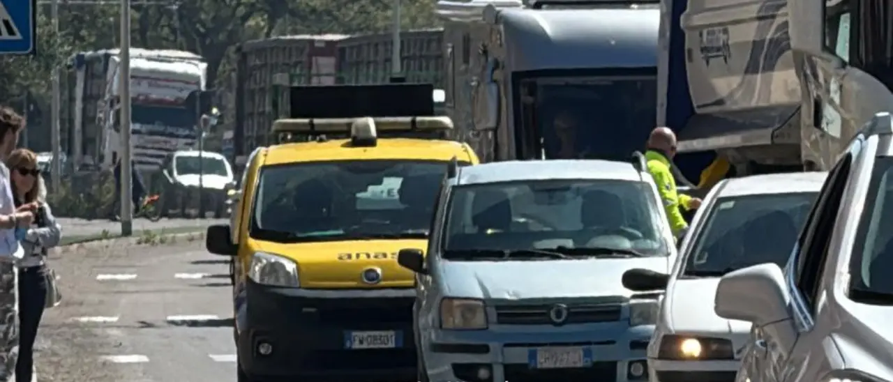 Pedone investito sulla vecchia Statale 106: ferito.\u00A0Traffico in tilt a Rossano\n