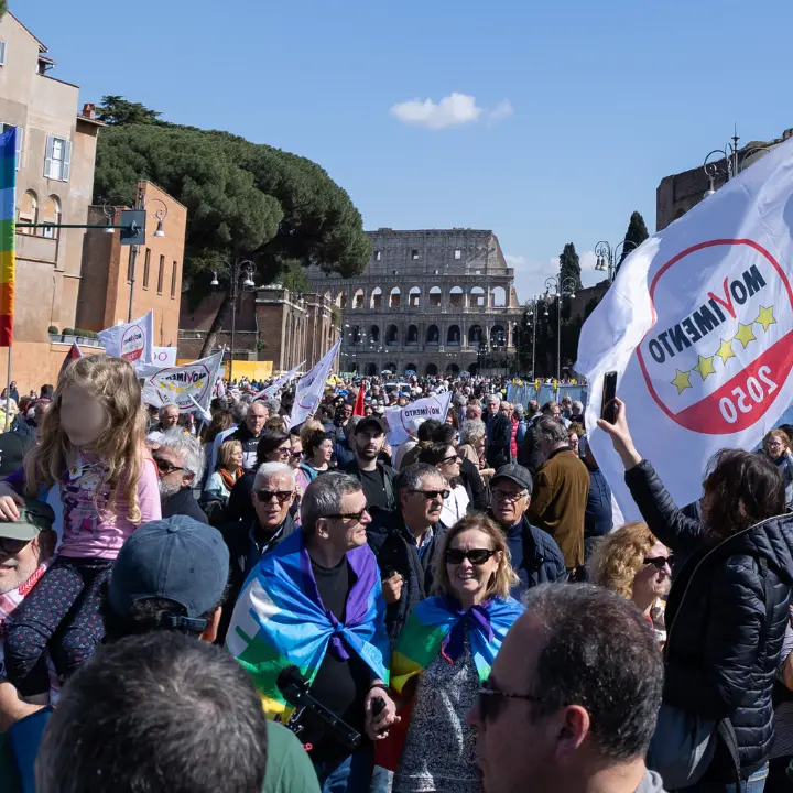 A Roma corteo M5S contro il riarmo, Conte: «No a piano che butta 800 miliardi, investiamo su lavoro e sanità». In piazza Pd e Avs