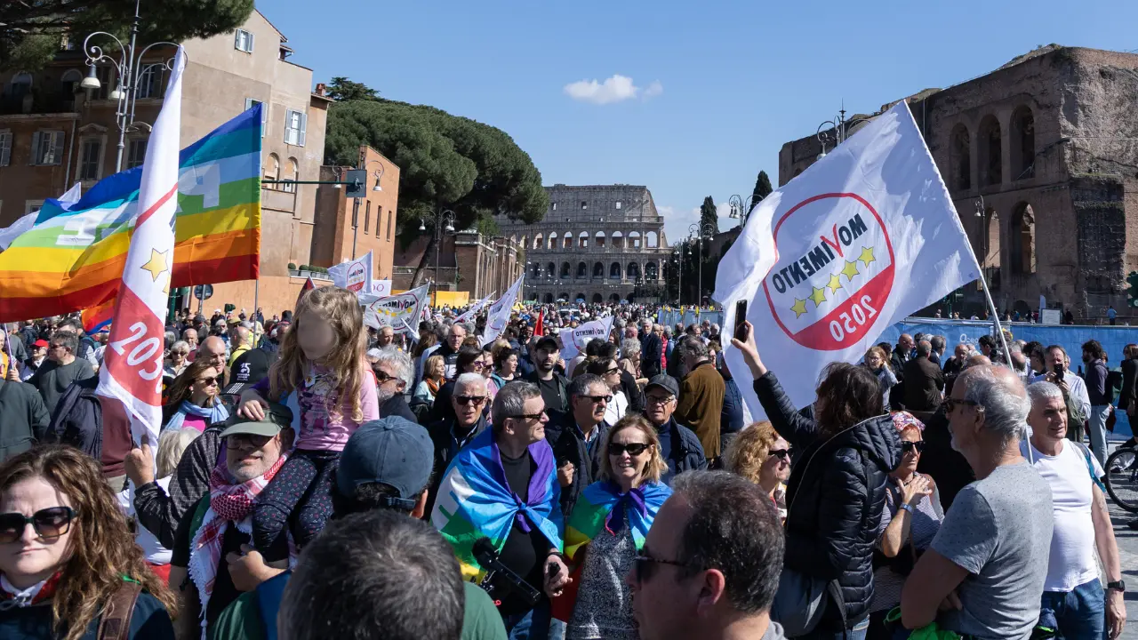A Roma corteo M5S contro il riarmo, Conte: «No a piano che butta 800 miliardi, investiamo su lavoro e sanità». In piazza Pd e Avs