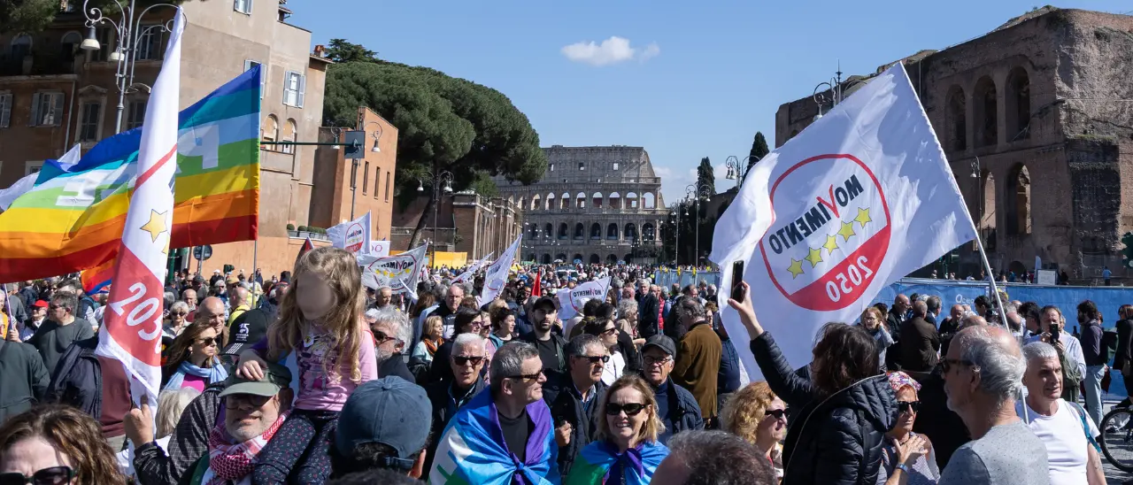 A Roma corteo M5S contro il riarmo, Conte: «No a piano che butta 800 miliardi, investiamo su lavoro e sanità». In piazza Pd e Avs