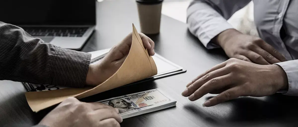 La corruzione non è più una deviazione, è diventata sistema:\u00A0o ci ribelliamo o ci rassegniamo, non ci sono vie di mezzo\n