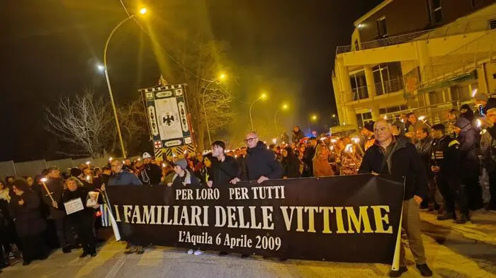 <p>La fiaccolata tra le vie dell&#39;Aquila (foto Ansa)</p>\\n , ANSA