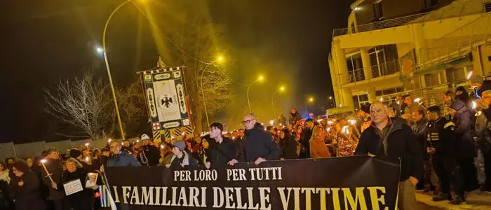 Sedici anni dal terremoto dell’Aquila, fiaccole accese per ricordare le 309 vittime: «Il dolore si rinnova»\n