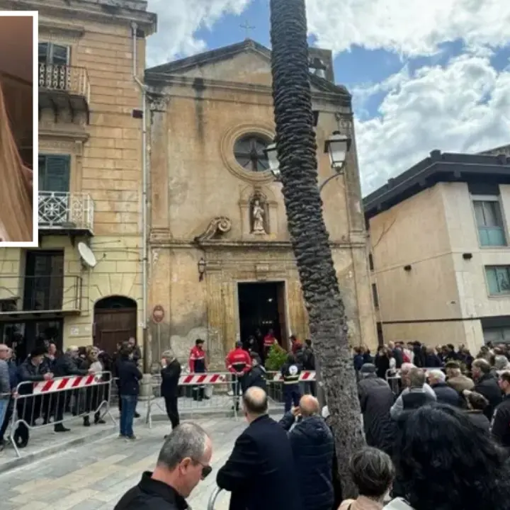 Sara Campanella, folla alla camera ardente della 22enne uccisa a Messina. I familiari: «Era un angelo»\n
