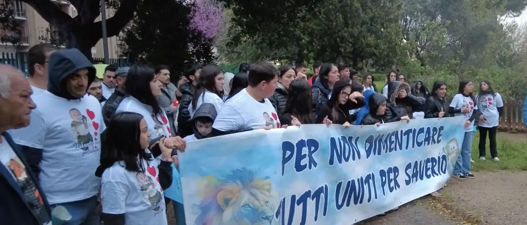 Corigliano Rossano, la pioggia non ferma la fiaccolata per il piccolo Saverio morto a cinque mesi: «Chiediamo verità e giustizia»\n