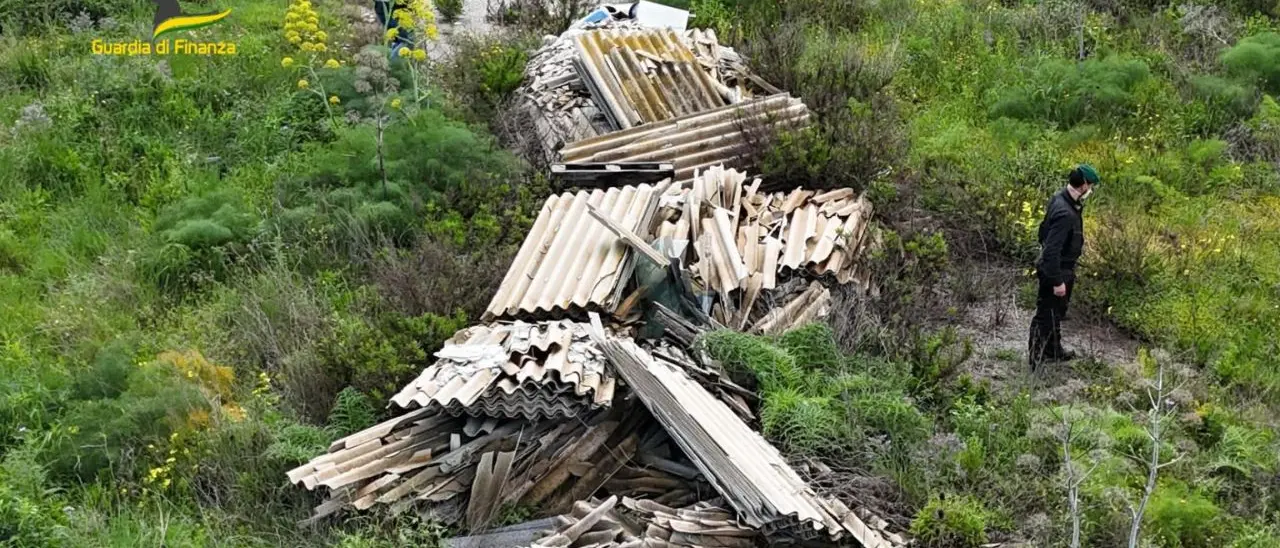 Crotone, sequestrata una discarica abusiva e un casolare abbandonato con 6 tonnellate di amianto\n