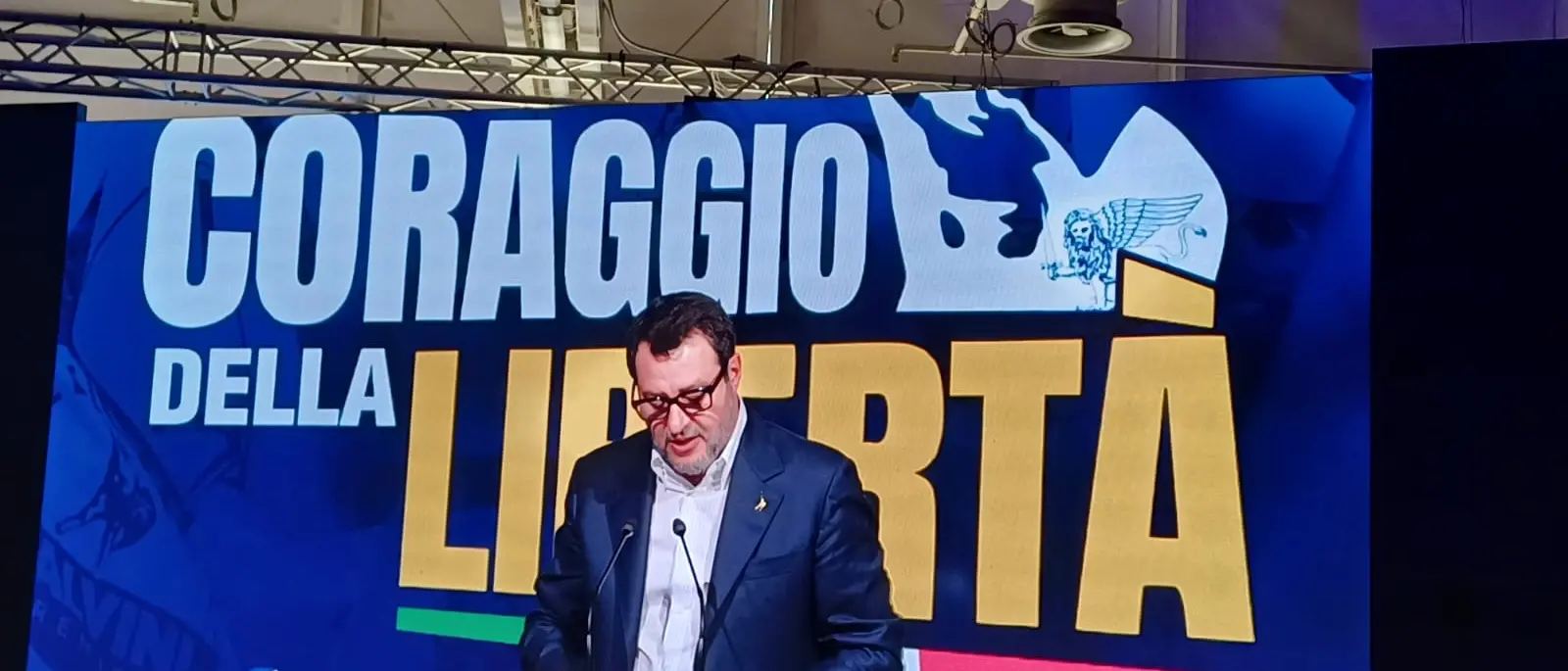 La Lega crolla ma Salvini rimane ancorato alla segreteria fino al 2029 con una sola ossessione: il Viminale\n