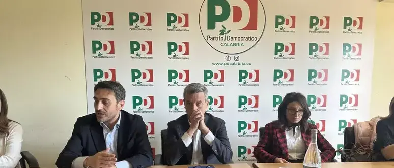 Orlando a Lamezia rilancia l’allarme sull’economia della Calabria: «I dazi un problema in più». E boccia Meloni\n