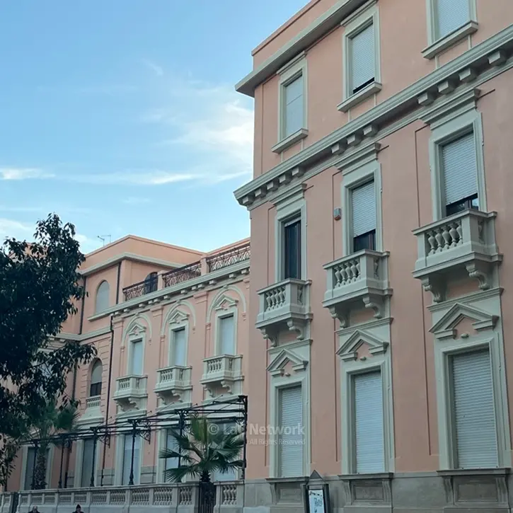 Reggio, battenti ancora serrati per il Grande albergo Miramare: due anni fa solo il restyling esterno e poi di nuovo lo stallo\n