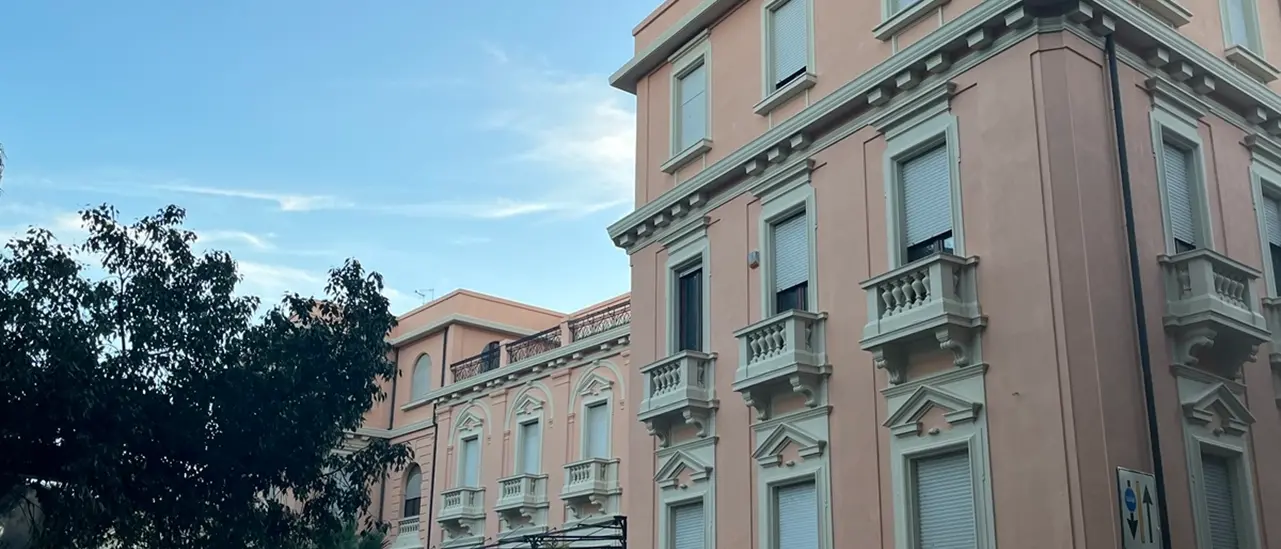 Reggio, battenti ancora serrati per il Grande albergo Miramare: due anni fa solo il restyling esterno e poi di nuovo lo stallo\n