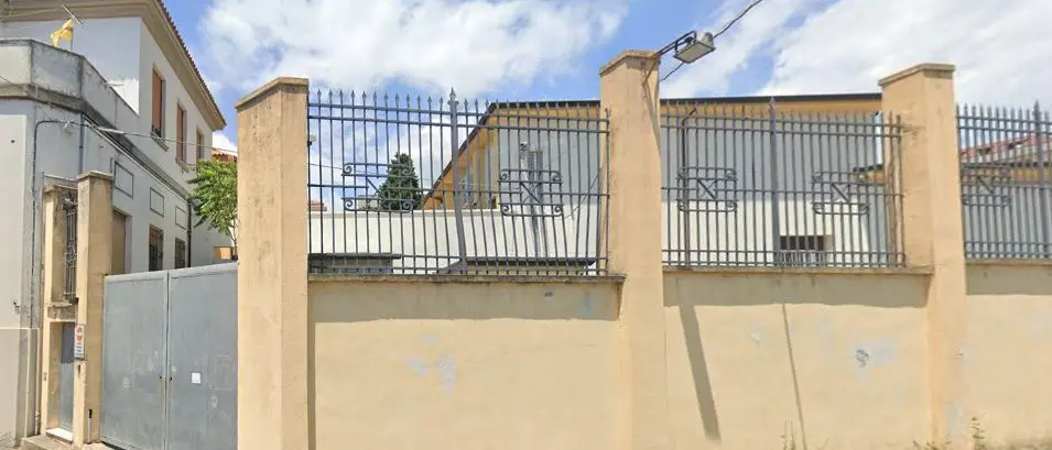 L’aula bunker di Catanzaro è un disastro: interrogatori impossibili e sedie rotte. Avvocati disperati: «Non si sente nulla»\u00A0\n