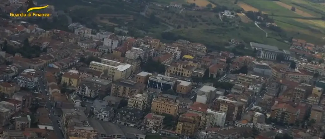‘Ndrangheta, estorsioni e telefoni in carcere: 10 arresti e perquisizioni tra Calabria, Campania e Toscana\n