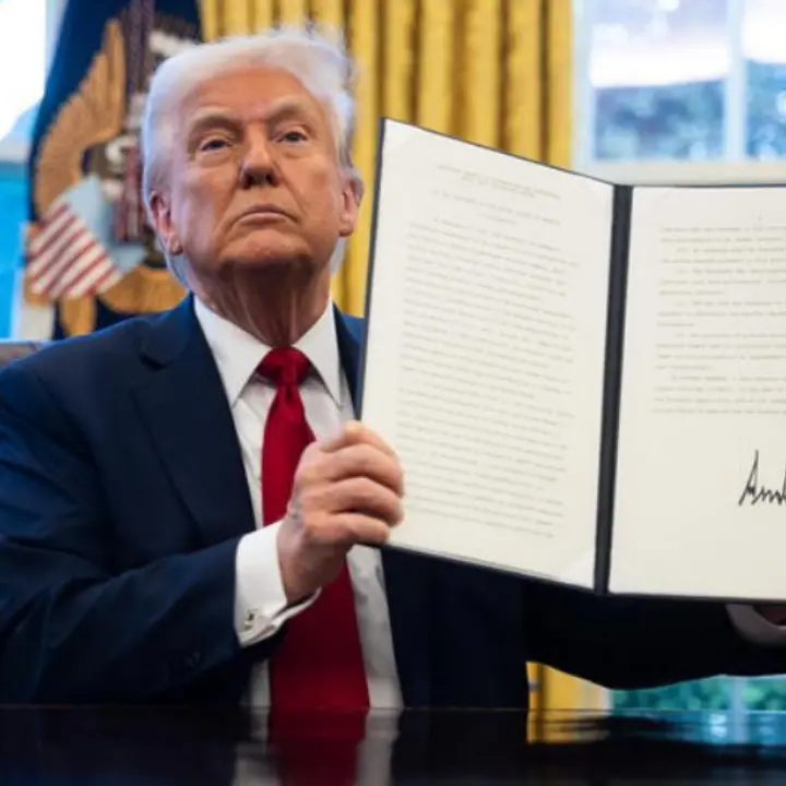 Dazi Usa, Trump minaccia la Cina: «Ritiri le sue misure o rincariamo del 50%». Poi il suggerimento all’Ue: «Compri la nostra energia»\n